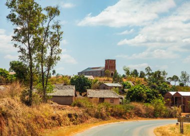 Antsirabe bölgesi, Madagaskar. 20 Ekim 2023. Madagaskar yolları. Antsirabe 'den küçük köylere giden yol, yol boyunca evler, çiftlik hayvanları, pirinç tarlaları, günlük yaşam Malagasy