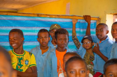 Miandrivazo, Madagaskar 20 Ekim 2023. Sınıfta mutlu okul çocukları var. Okul çocukları gülümser ve öğretmene bakar. Sınıfta bir sürü çocuk var.