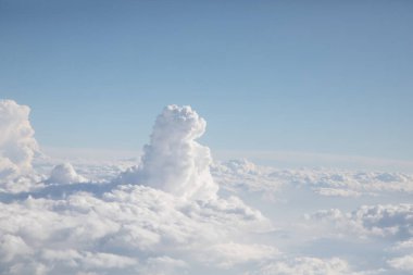 Stratosferdeki bulutların dokulu deseni, bir uçak penceresinden görülebiliyor.