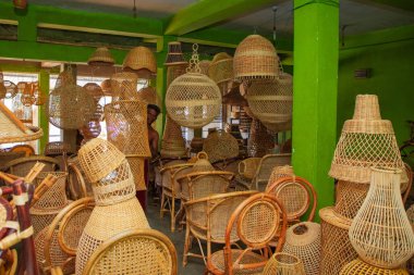 Warakapola, Sri Lanka. 10 Şubat 2023 Kalamus palmiye dalından mobilya ve sepet yaptıkları küçük rattan atölyesi. İnsanlar ve çalışmaları odaklı.