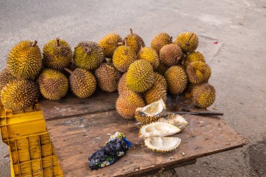 Olgun sarı durian meyveleri ahşap tezgahın üzerinde katlanmış satılıktır. Sri Lanka 'nın geleneksel meyveleri