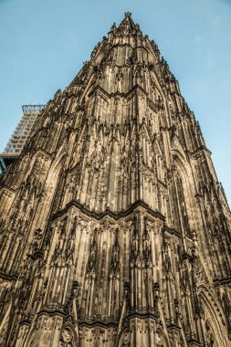 Köln, Almanya, 22 Şubat 2019. Köln Katedrali 'ne kışın şeffaf beyaz gökyüzüne karşı alışılmadık bir açıyla bakmak. Tarihi ve seyahat kavramı.