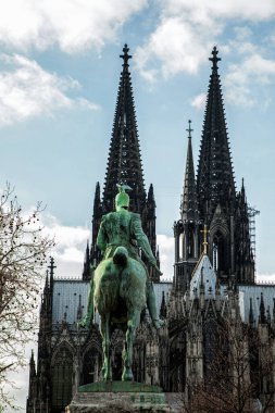 Köln, Almanya, 22 Şubat, 2019. Köln Katedrali ve yapraksız ağaç güneşli bir günde alışılmadık bir açıyla görülüyor.