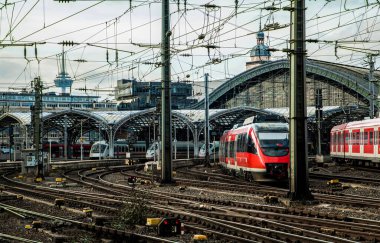 Köln, Almanya, 22 Şubat 2019. Günümüz lokomotifleri Coogne 'daki tren istasyonunda güneşli bir günde insansız duruyor..