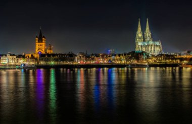 Köln, Almanya, 22 Şubat 2019. Parlak renkli ışıklarla aydınlatılan Köln manzaralı bir gezinti yeri.