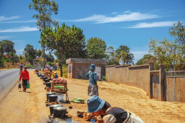 Antananarivo, Madagaskar. 07 Ekim 2023 Antananarivo Caddesi. İnsanlar yoksulluk içinde gelişmekte olan ülkelerden muzdarip. Kasaba halkı işlerini aceleye getiriyor. Sokak yemekleri ve meyveler satan satıcılar