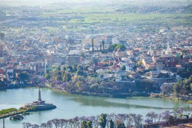Antananarivo, Madagaskar 07 Ekim 2023 şehir manzarası, Tana, Madagaskar 'ın başkenti, Fransızca adı Tananarive ve kısa adı Tana, Madagaskar' ın yoksul başkenti ve en büyük şehri. Arial Manzaralı Anosy Gölü