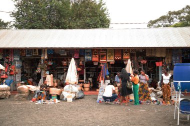 Arusha, Tanzanya, Afrika. 02 Şubat 2022. Afrikalı kadınlar Arusha 'daki Masai pazarında ulusal Tanzanya temalı el sanatları satıyorlar