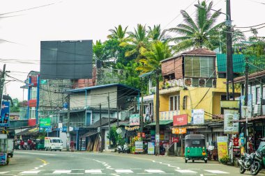 Kandy Yolu, Sri Lanka 10. 02 numara. 2023. Busy Street in Downtown Kandy, the Second Larest City and the Cultural Capital of Sri Lanka. Geleneksel sokak manzarası