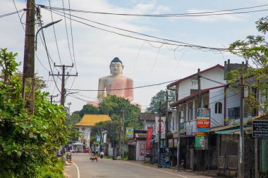 Aluthgama, Sri Lanka 07. 02 numara. 2023 Dev - 48 metre boyunda - Halkın Turizm Merkezi Bentota ve Beruwala yakınlarındaki Kande Viharaya Tapınağı 'nda oturan Buda Heykeli mavi gökyüzüne karşı