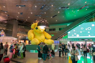 Doha, Katar 31 Ocak 23. Hamad Uluslararası Havaalanı, URS Fischer 'dan Lamba sarısı Ayı. Fifa Dünya Kupası başkenti 2022.