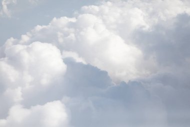 Stratosferdeki bulutların dokulu deseni, bir uçak penceresinden görülebiliyor.