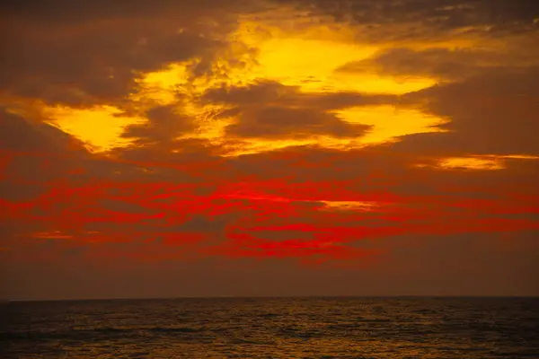 Asombrosamente Hermoso Cielo Rojo Brillante Dramático Puesta Sol Sobre Océano —  Fotos de Stock