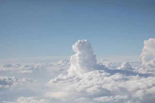 Strukturierte Wolkenmuster Der Stratosphäre Sichtbar Vom Flugzeugfenster Aus — Stockfoto