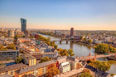Avrupa, Almanya, Frankfurt am Main, 27 Eylül 2018. Kaiserdom, Avrupa Merkez Bankası ve nehir kenti Frankfurt 'un eski bir kasabası. Gün batımında ana kuleden görüldü.