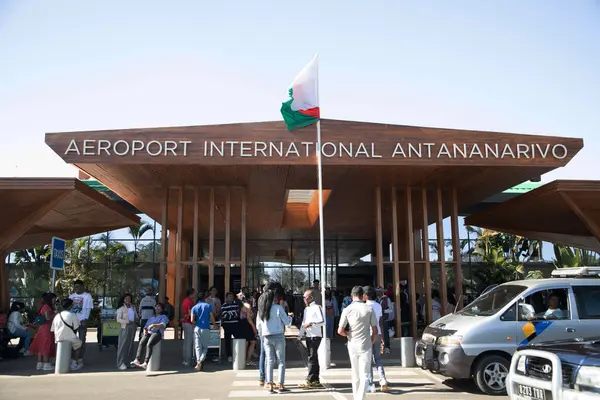 Antananarivo, Madagaskar 07 Ekim 2023 merkezi giriş ve Madagaskar 'daki Ivato Uluslararası Havaalanı cephesi. Bir sürü insan ve park etmiş taksiler.