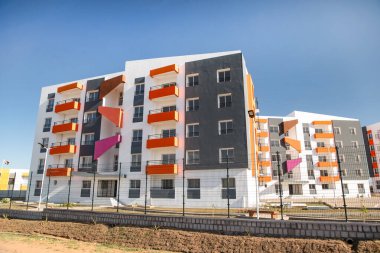 Antananarivo, Madagaskar. 07 Ekim 2023 güzel ve yoksul başkent Madagaskar Cumhuriyeti. Renkli yeni modern evler. Ivato Gölü Köyü