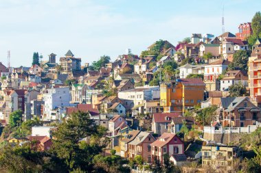 Antananarivo, Madagaskar 07.10. 2023. Antananarivo, başkent Madagaskar, kısa Tana, Madagaskar 'ın en fakir şehri. Arial görüş. Gün batımında, altın ışıklarıyla. Eğimli farklı türde evler