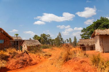 Antsirabe bölgesi, Madagaskar. 20 Ekim 2023. Madagaskar yolları. Antsirabe 'den küçük köylere giden yol, yol boyunca evler, çiftlik hayvanları, pirinç tarlaları, günlük yaşam Malagasy