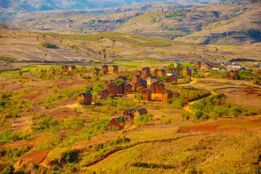 Nişanlım Madagaskar 'da. 21 Ekim 2023. Madagaskar yolları. Fianarantsoa 'dan küçük köylere giden yol, yol boyunca evler, çiftlik hayvanları, pirinç tarlaları, günlük Malagasy