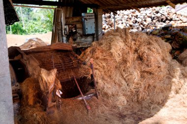 Kalutara, Sri Lanka 09 Şubat 2023.hindistan cevizi köknar ipi geleneksel işlem ile .hindistan cevizi kabuklarından halat üretimi için özel küçük manufactory. İplikten ip işleme makinesine