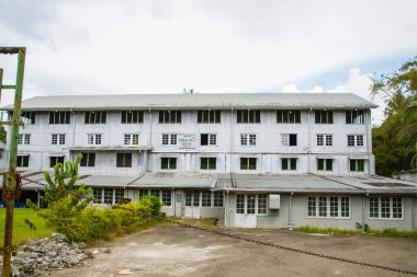 Kandy Yolu, Sri Lanka. 10.02.2023 eski terk edilmiş çay çiftliği Geragama, Sri Lanka Kandy Yolu. Ana bina, çay işleme atölyesi. Dört katlı açık gri bina