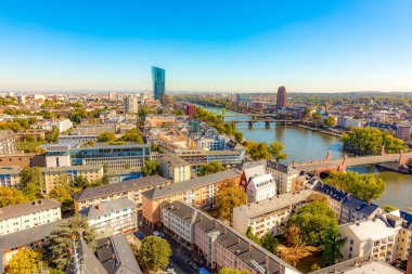 Avrupa, Almanya, Frankfurt am Main, 27 Eylül 2018. Kaiserdom, Avrupa Merkez Bankası ve Main nehri ile eski Frankfurt kasabası gün batımında yukarıdan görüldü. arial görünüm