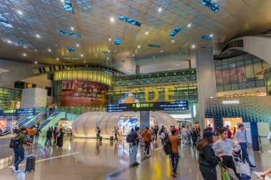 Doha, Katar 31 Ocak 23. Hamad Uluslararası Havaalanı. Fifa Dünya Kupası başkenti 2022 havaalanı salonu. Bagajı olan bir sürü yolcu. Markalar ve elektronik bilgi panoları