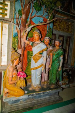 Balapitya Purana Viharay, Sri Lanka. 07 numara. 02 numara. 2023 Sri Pushparama tapınağının içi. Buda 'nın tüm tarihini tasvir eden figürler, doğumdan itibaren.
