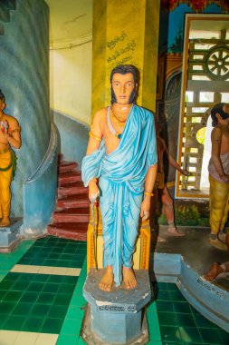 Balapitya Purana Viharay, Sri Lanka. 07 numara. 02 numara. 2023 Sri Pushparama tapınağının içi. Buda 'nın tüm tarihini tasvir eden figürler, doğumdan itibaren.