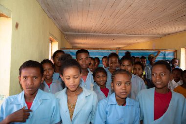 Miandrivazo, Madagaskar 20 Ekim 2023. Sınıfta mutlu okul çocukları var. Okul çocukları gülümser ve öğretmene bakar. Sınıfta bir sürü çocuk var. Çoğu çocuk yalın ayaktır.