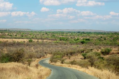 Antsirabe, Madagaskar 19 Ekim 2023. Morondava 'dan Antsirabe' ye giden yol Madagaskar 'ın ortasındaki boş otlaklar ve köyden geçiyor..