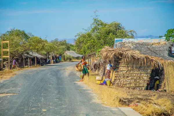 Antsirabe, Madagaskar 19 Ekim 2023. Morondava 'dan Antsirabe' ye giden yol Madagaskar 'ın ortasındaki boş otlaklar ve köyden geçiyor. Yolun kenarındaki küçük sazdan evler