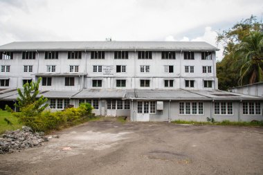 Kandy Yolu, Sri Lanka. 10.02.2023 eski terk edilmiş çay çiftliği Geragama, Sri Lanka Kandy Yolu. Ana bina, çay işleme atölyesi. Dört katlı açık gri bina