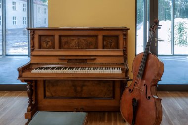 Klasik müzik konsepti: eski çello ve eski piyano