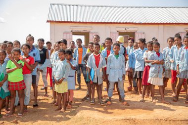Miandrivazo, Madagaskar. 20 Ekim 2023. Mutlu Malagasy okul çocukları, küçük bir bölge okulunun önünde duruyor. Sadece 5. ve 6. sınıflar. Çoğu çocuk yalınayak.
