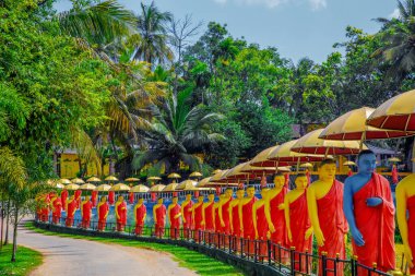 Dambulla, Sri Lanka 10 Şubat 2023 'te Sri Lanka' nın merkezindeki Dambulla 'daki Altın Tapınağın bitişiğindeki Budist keşiş heykelleri..