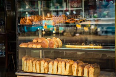 Sri Lanka 'da geleneksel gezici büfe ve ekmek. Küçük düz taze somunlar küçük bir seyyar tuktuk tezgahında eşit olarak satılmaya hazırdır.