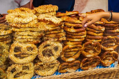 Güney Almanya 'da Brezel adında çok popüler bir Alman krakeri. Tezgahta yeni pişmiş yalanlar satılmaya hazır.