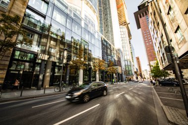 Frankfurt, Almanya 27 Eylül 2018. Omniturm Kulesi ve Grosse Gallusstrasse Caddesi, Bankenviertel İş Dünyası, Frankfurt, Almanya. Büyük camlı, mavi gökdelenler.