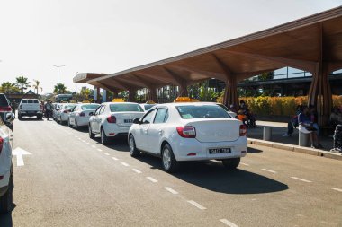 Antananarivo, Madagaskar 07 Ekim 2023 merkezi giriş ve Madagaskar 'daki Ivato Uluslararası Havaalanı cephesi. Bir sürü insan, park etmiş taksiler, bir sürü beyaz araba.