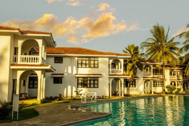 Diani, Kenya. 14.10.2019. Yüzme havuzu, palmiye ağaçları ve tatil için kaplıcaları olan lüks bir yer.