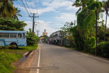 Aluthgama, Sri Lanka 07. 02 numara. 2023 Dev - 48 metre boyunda - Halkın Turizm Merkezi Bentota ve Beruwala yakınlarındaki Kande Viharaya Tapınağı 'nda oturan Buda Heykeli mavi gökyüzüne karşı