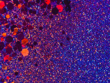 Turuncu ve kırmızı renkli bokeh ile parlayan metalik pigment tozu. makro çekim arkaplanı