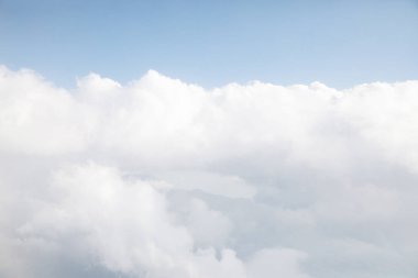 Stratosferdeki bulutların dokulu deseni, bir uçak penceresinden görülebiliyor.