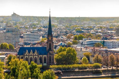 Avrupa, Almanya, Frankfurt am Main, 27 Eylül 2018. Kaiserdom, Avrupa Merkez Bankası ve nehir kenarındaki eski Frankfurt kasabası gün batımında ana kuleden görüldü.