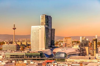 Avrupa, Almanya, Frankfurt am Main, 27 Eylül 2018. Kaiserdom, Avrupa Merkez Bankası ve nehir kenarındaki eski Frankfurt kasabası gün batımında ana kuleden görüldü.
