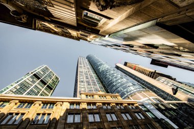 Frankfurt, Almanya 27 Eylül 2018. Omniturm Kulesi ve Grosse Gallusstrasse Caddesi, Bankenviertel İş Dünyası, Frankfurt, Almanya. Büyük camlı, mavi gökdelenler.