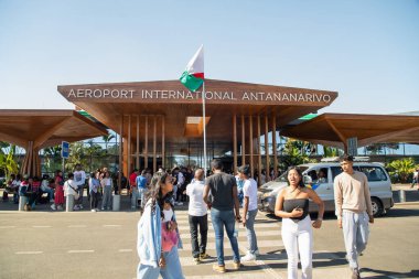 Ivato, Antananarivo, Madagaskar 07.10. Madagaskar Uluslararası Havalimanı Ivato girişinin önündeki 2023 Malagasy 'li. İnsanlar selfie çeker, uçak bekler, taksi çağırır.