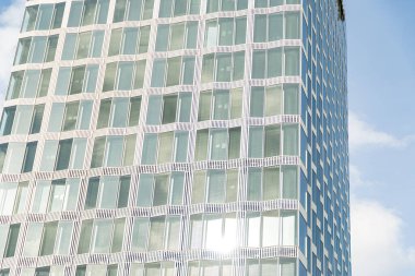 Berlin, Almanya 20.03.2024 Berlin Merkez İstasyonu 'ndaki modern ve mimari ofis binasının görüntüsü. Cam ofis pencereleri ön cephe